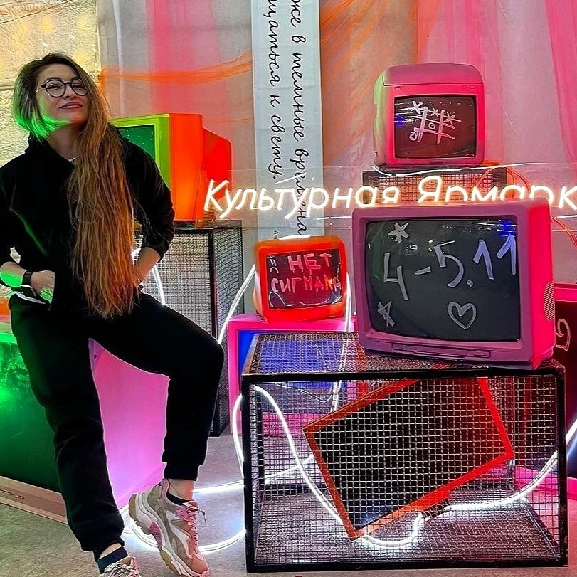 разноцветные телевизоры неоновая надпись