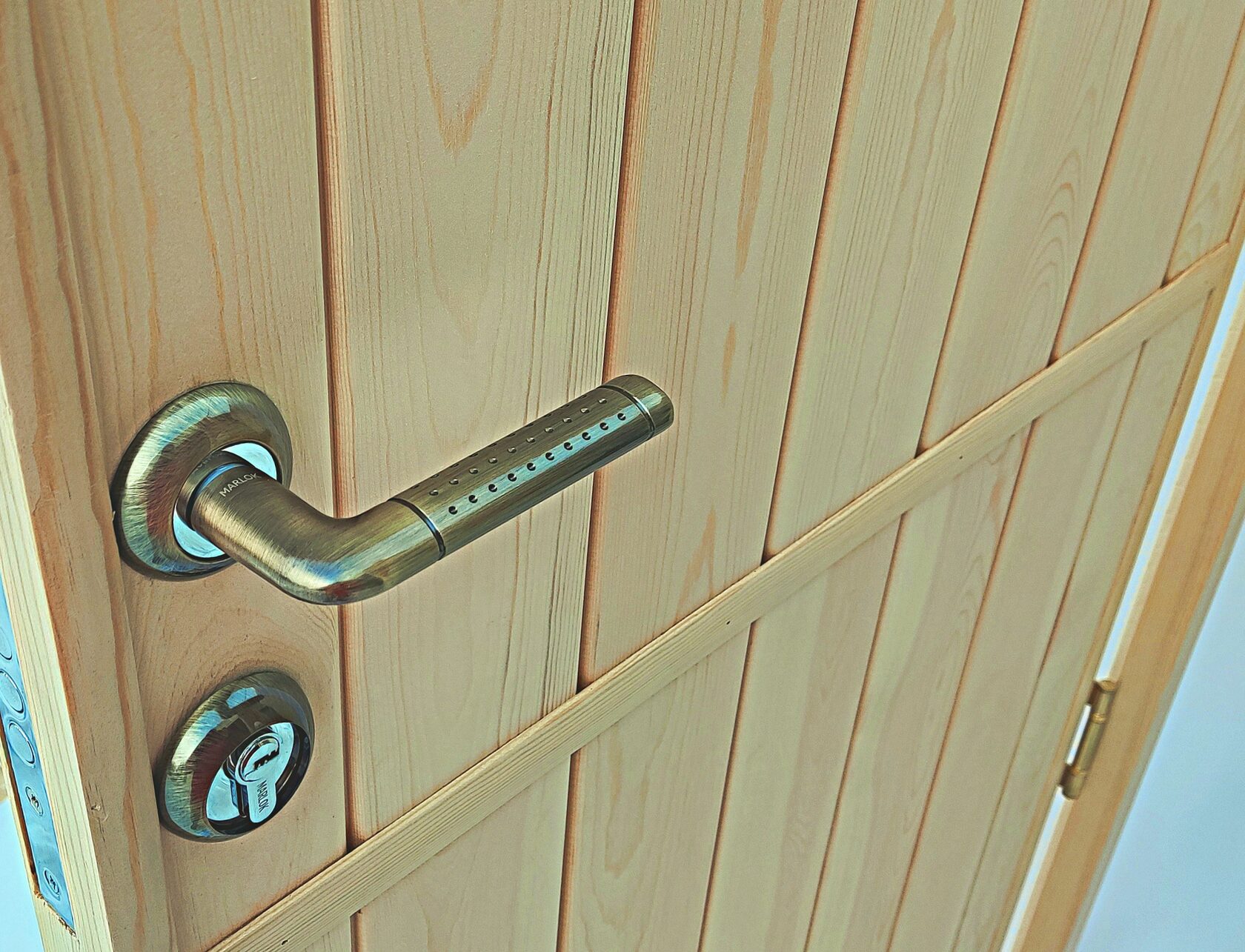 замок и ручка на двери