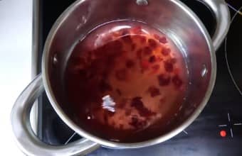 Приготовление манных биточков на сковороде: шаг 5