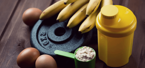 Спортивное питание – это категория биологически активных добавок (БАД), которые выступают в роли дополнительного источника белков, углеводов, жиров, а также витаминов и минералов.