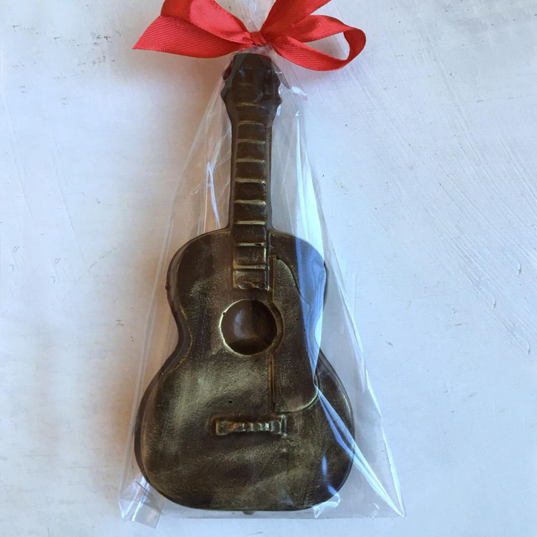 Форма для шоколада гитара. Шоколадная фигурка гитара. Шоколадка на гитаре. Шоколадная гитара конфаэль. Шоколадка на гитаре.