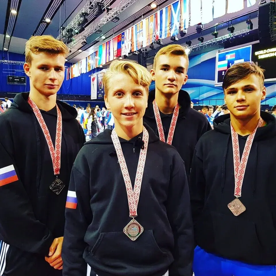 Спортсмены клуба с медалями