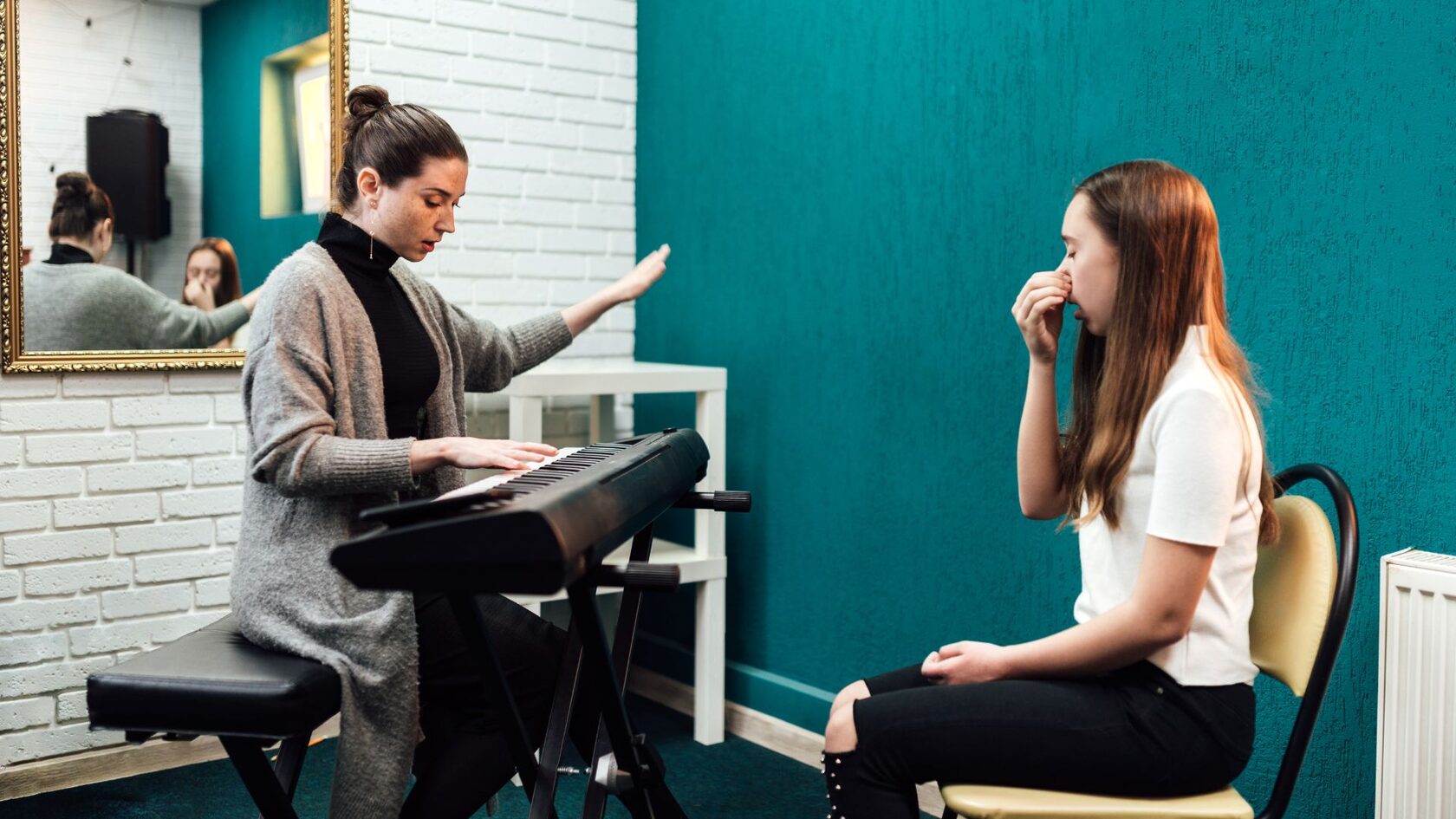 Девушка делает вокальные упражнения