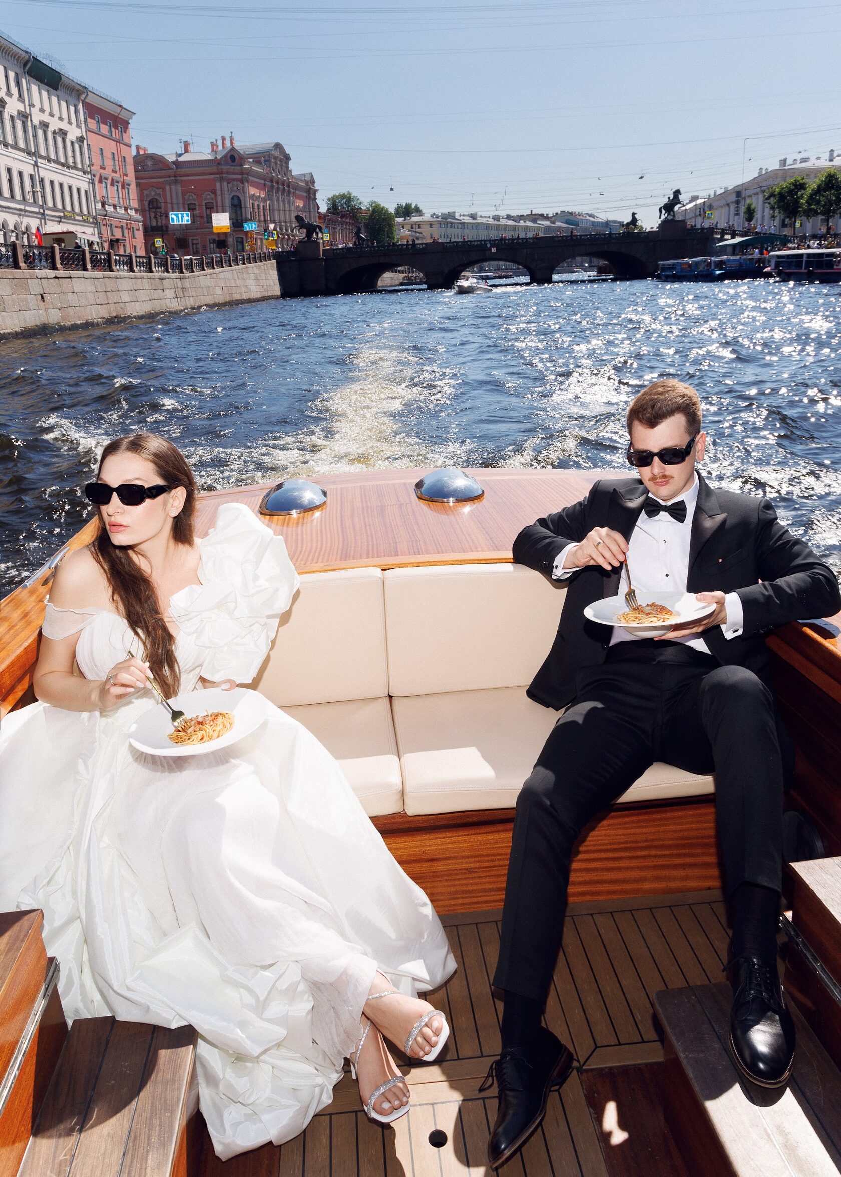 Стильная свадебная фотосессия на катере в Санкт-Петербурге: жених и невеста в элегантных образах во время прогулки по рекам и каналам города, проект Global Wedding &amp;amp; Event.
