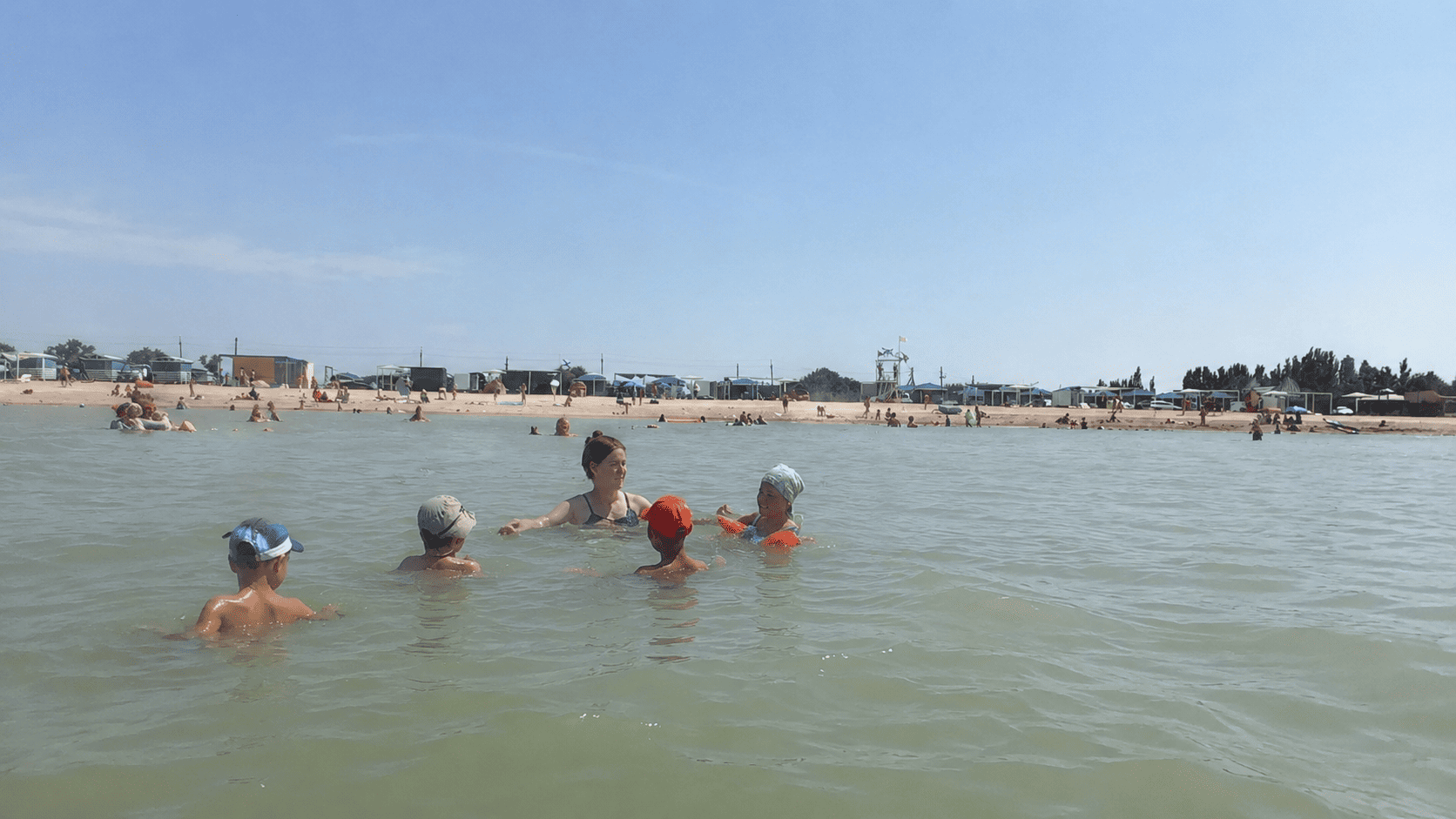 Азовское море на пляже Ямал в Должанке