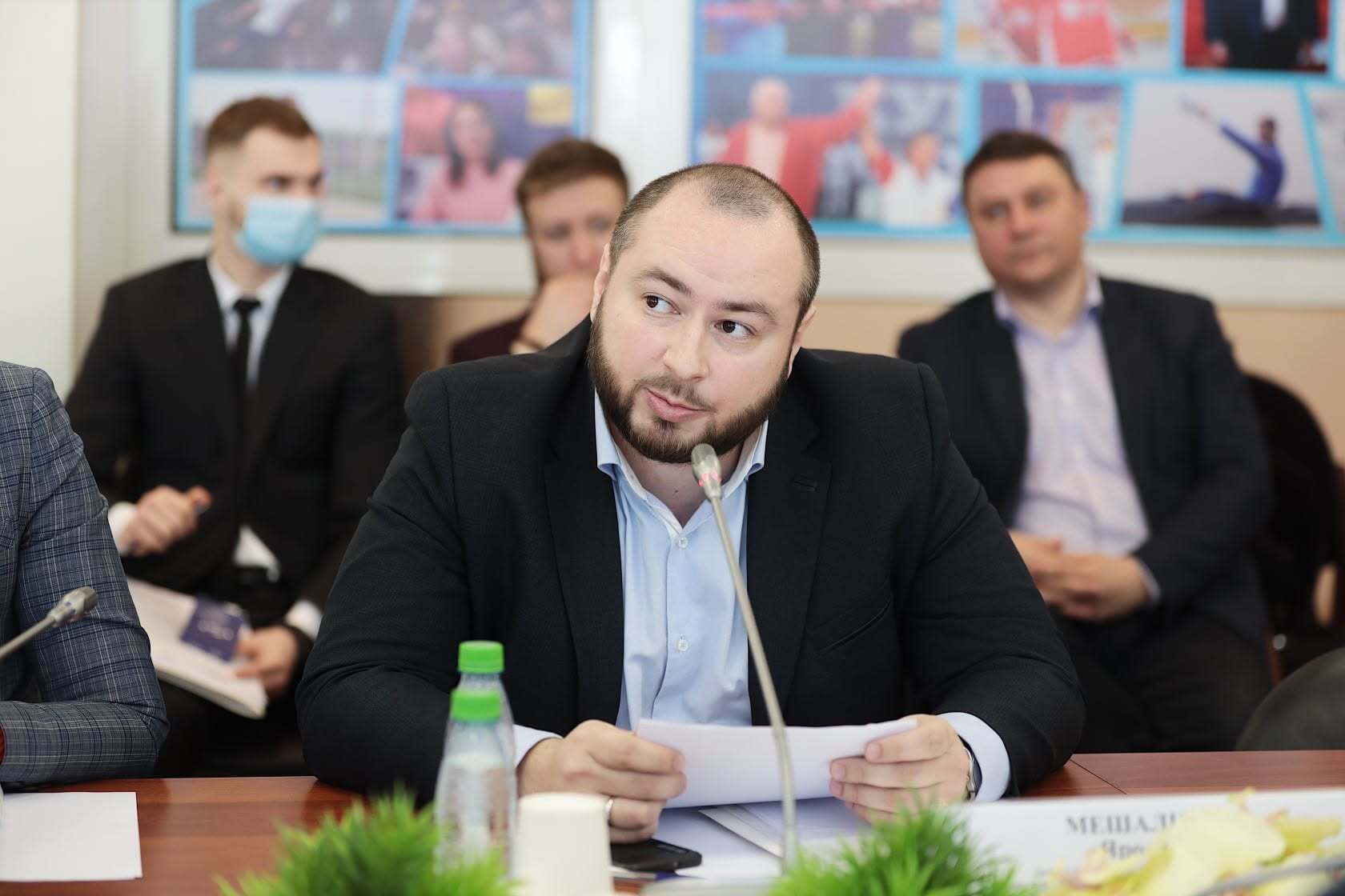 Ярослав Мешалкин за столом с документами во время обсуждения