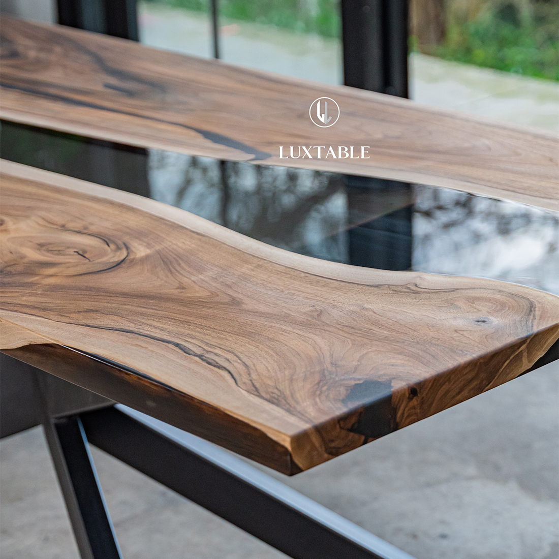 Epoxidharz Tische Alagoas aus europäischem Nussbaum und hellblauem Epoxidharz mit Metallic Effekt