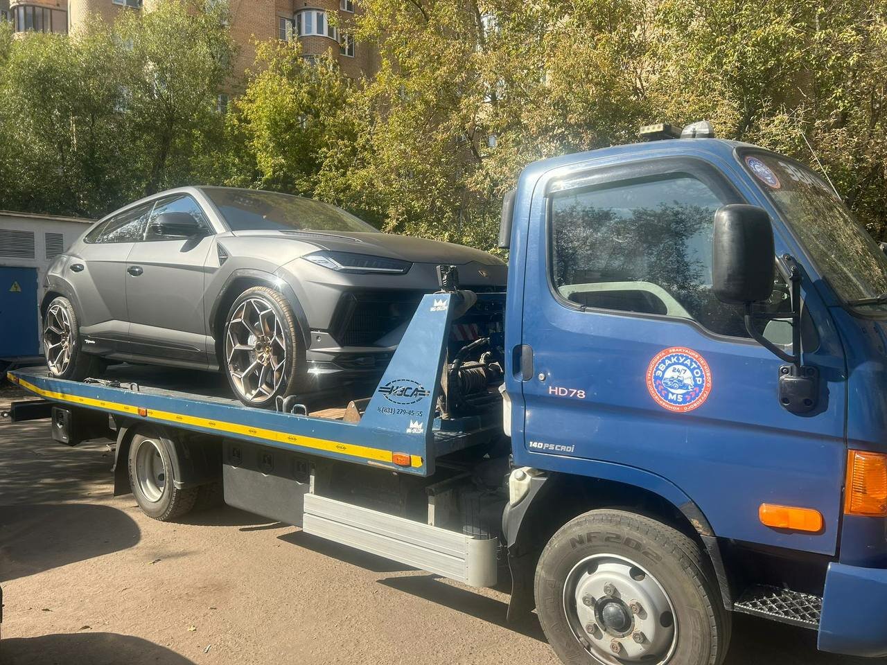 Спорткар на эвакуаторе