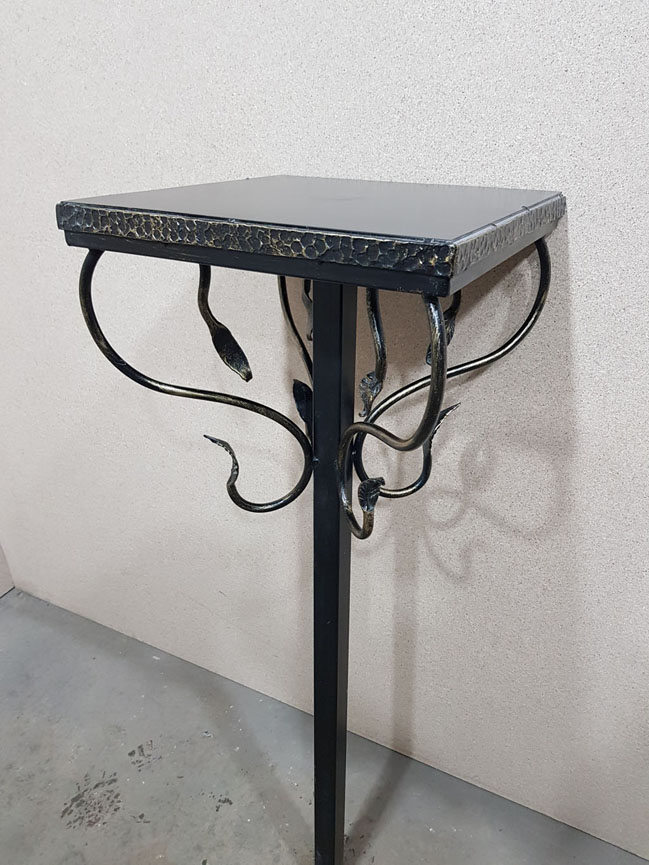 стол на кладбище