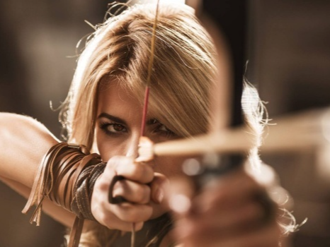 фото парня и девушки на романтическом свидании в публичном месте