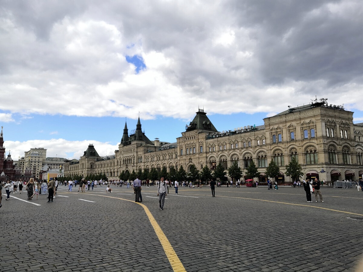 Под двойной башней в центре ГУМа расположен парадный вход. С левого и правого торцов здания — дополнительные входы и выходы