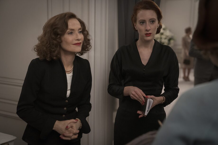 Кадр из фильма "Миссис Харрис едет в Париж" (2022). Актрисы Изабель Юппер (слева) и Роксана Дюран (справа)