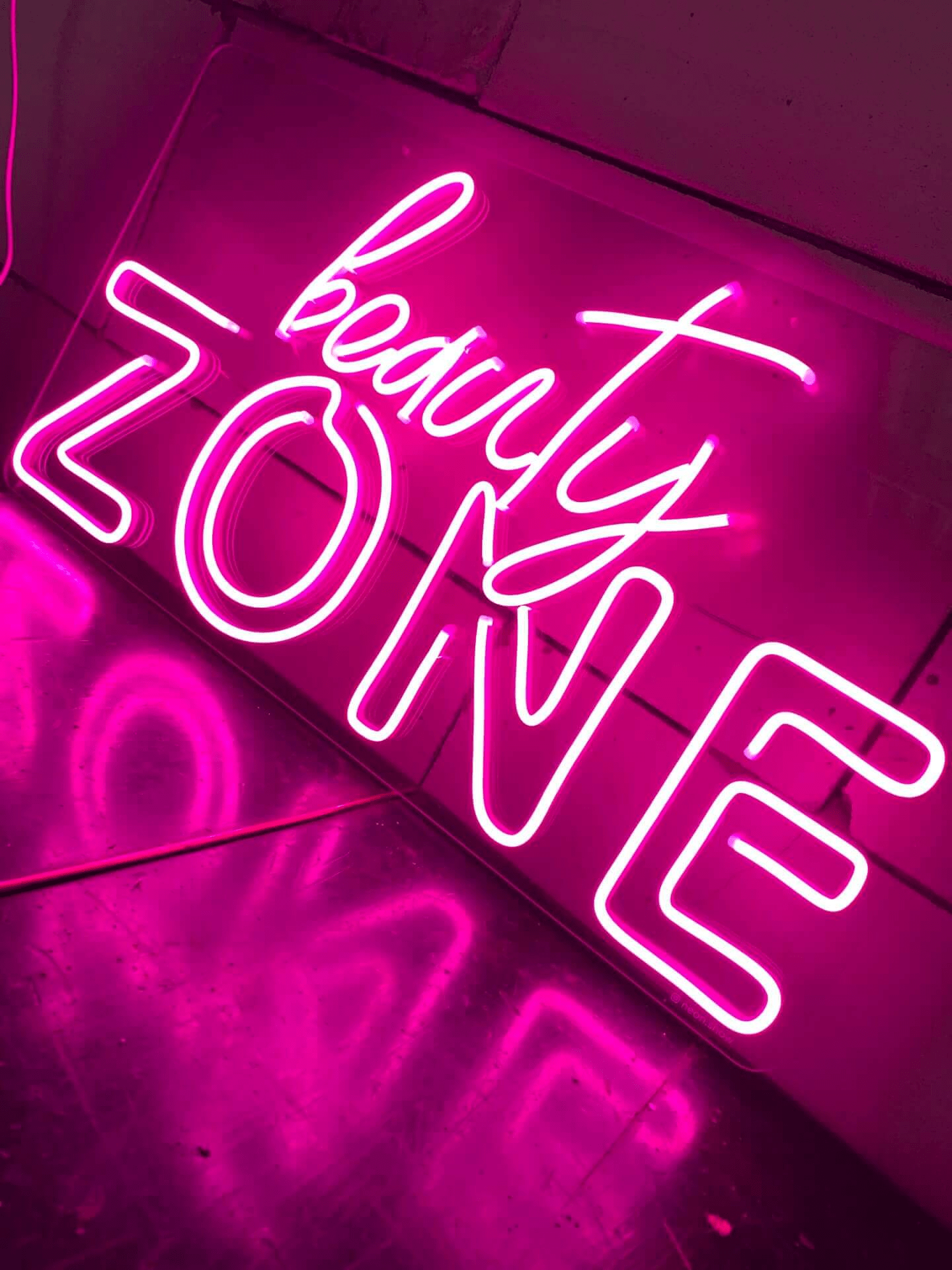 гибкий неон вывеска. витрина с подсветкой. витрины с неоновой подсветкой. неоновая подсветка надпись. неоновый магазин.