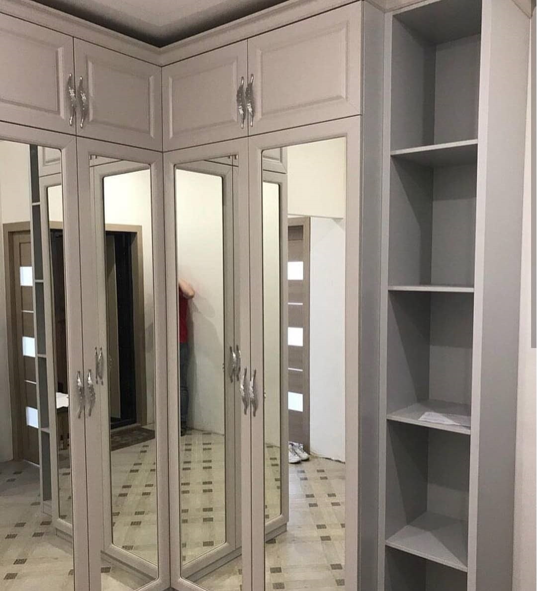Распашной шкаф в коридор в классическом стиле