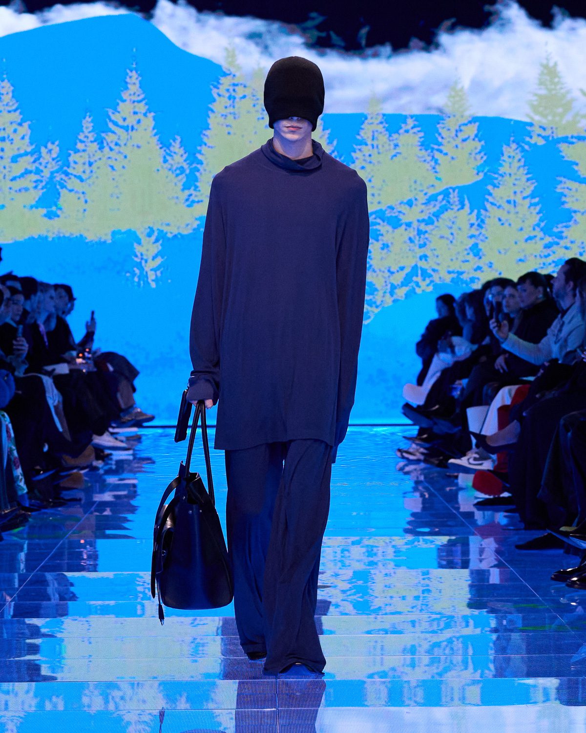 Сумки для взлетно-посадочной полосы Balenciaga Fall 2024 6