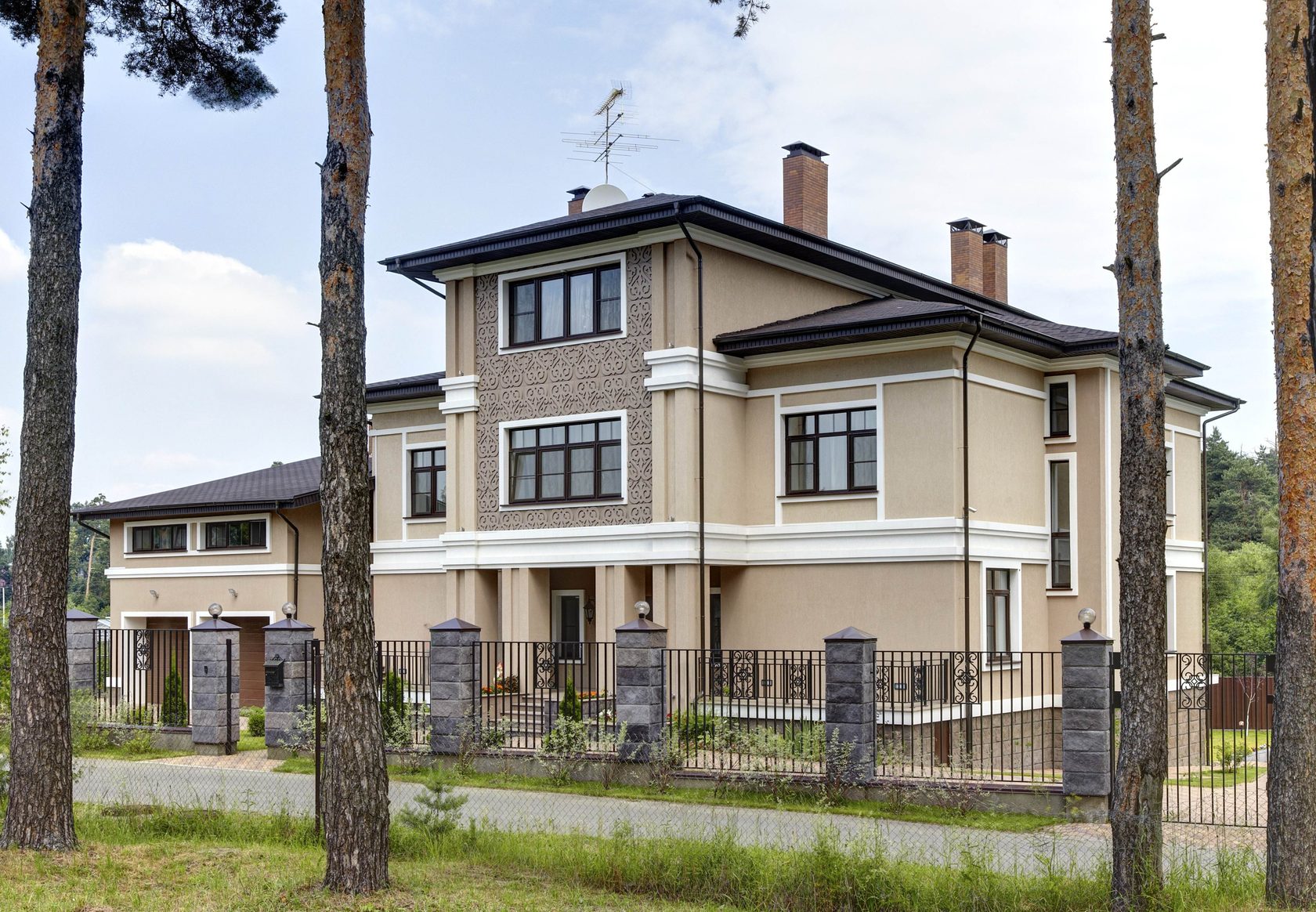 Дом расторгуева фото. Загородный дом Николая Расторгуева. Дом 1000 кв м. Дома 1000 кв м. Дом Расторгуева Николая в Подмосковье.