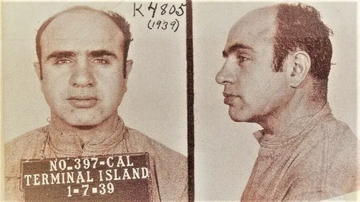 Аль Капоне и налоговые документы исторический факт об аресте за неуплату налогов.