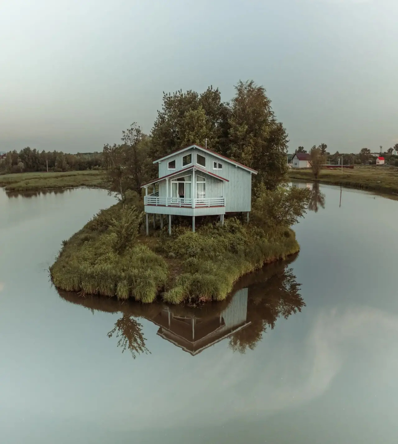 Дом на острове среди воды на Шведских дачах