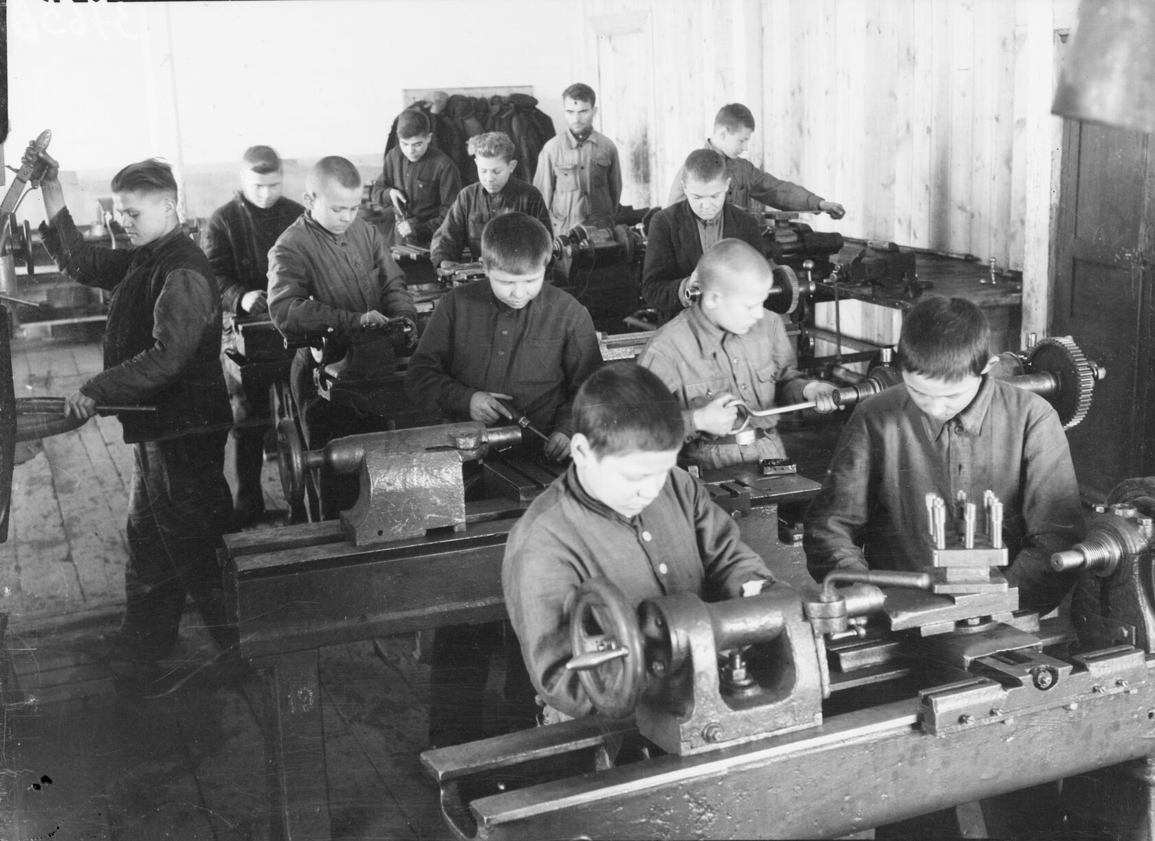 Учащиеся на производстве. Ремесленное училище № 21, г. Свердловск. [1943–1944 гг.] 