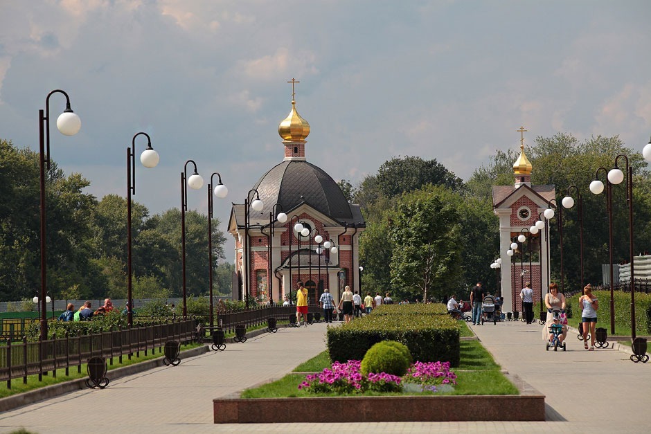 Город щелково московская область. Набережная Серафима Саровского. Город Щелково набережная Серафима Саровского. Достопримечательство Щелково. Щелково храм на набережной.