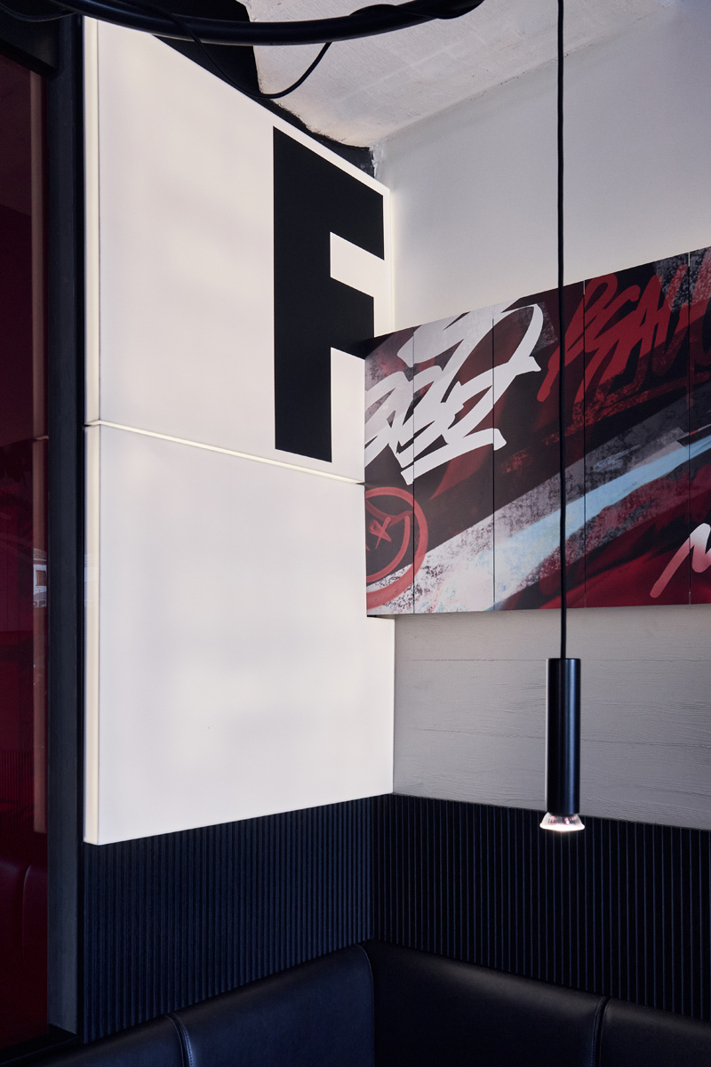 фотосъемка фирменного знака заведения в интерьере