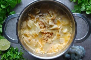 Приготовление супа Том ям с креветками и грибами: шаг 11