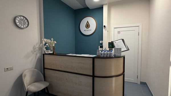 Ресепшн клиники REFRESH на пер. Трактористов, 3