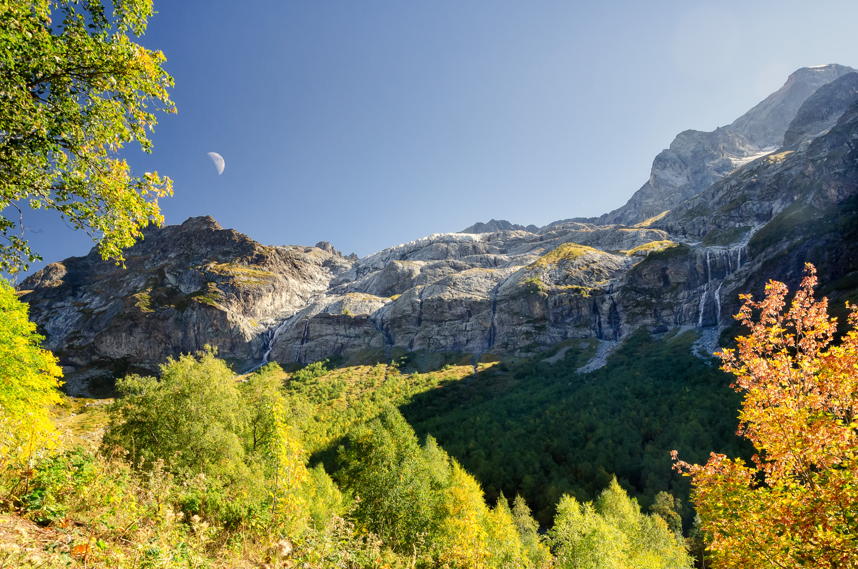 Подножия горы София в период золотой осени, заснеженные горы и желтые деревья. Карачаево-Черкесская республика в районе поселка Архыз. Фотограф Севальнев Ян.