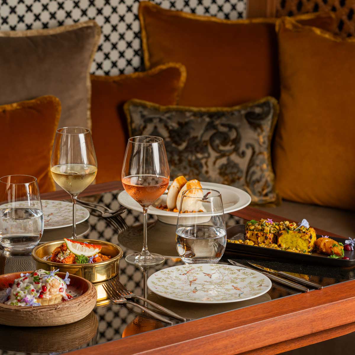 на фото: ресторан Tamimt в отеле The Oberoi Марракеш (звезда Мишлен)