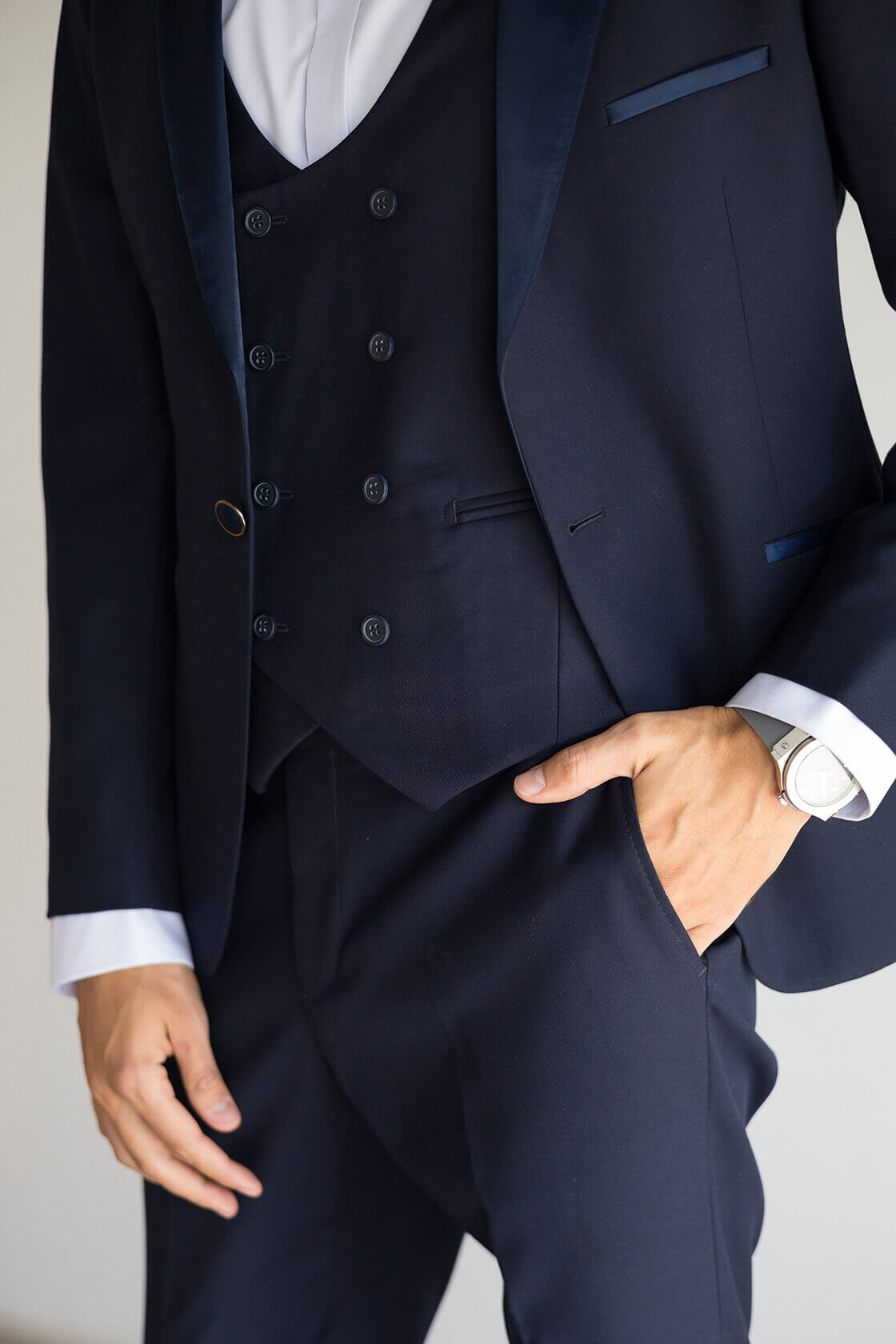 темно-синий смокинг