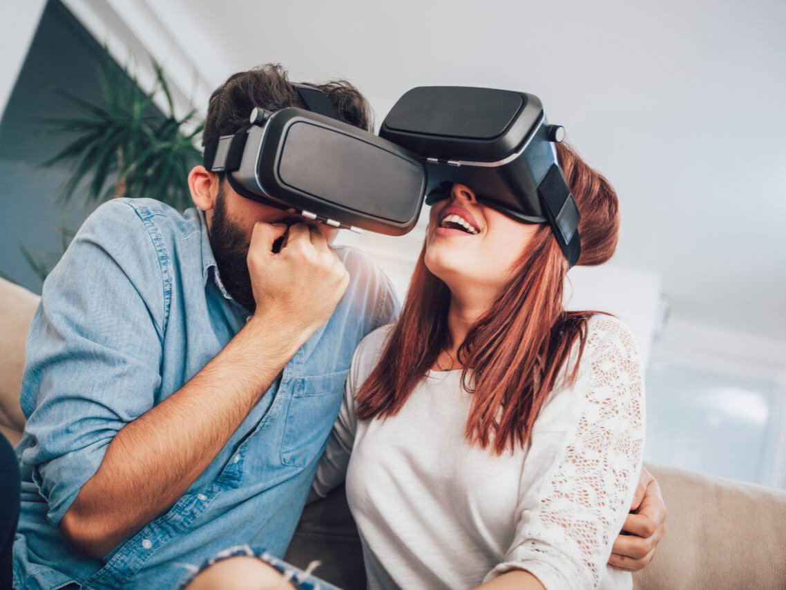 фото парня и девушки на романтическом свидании в публичном месте