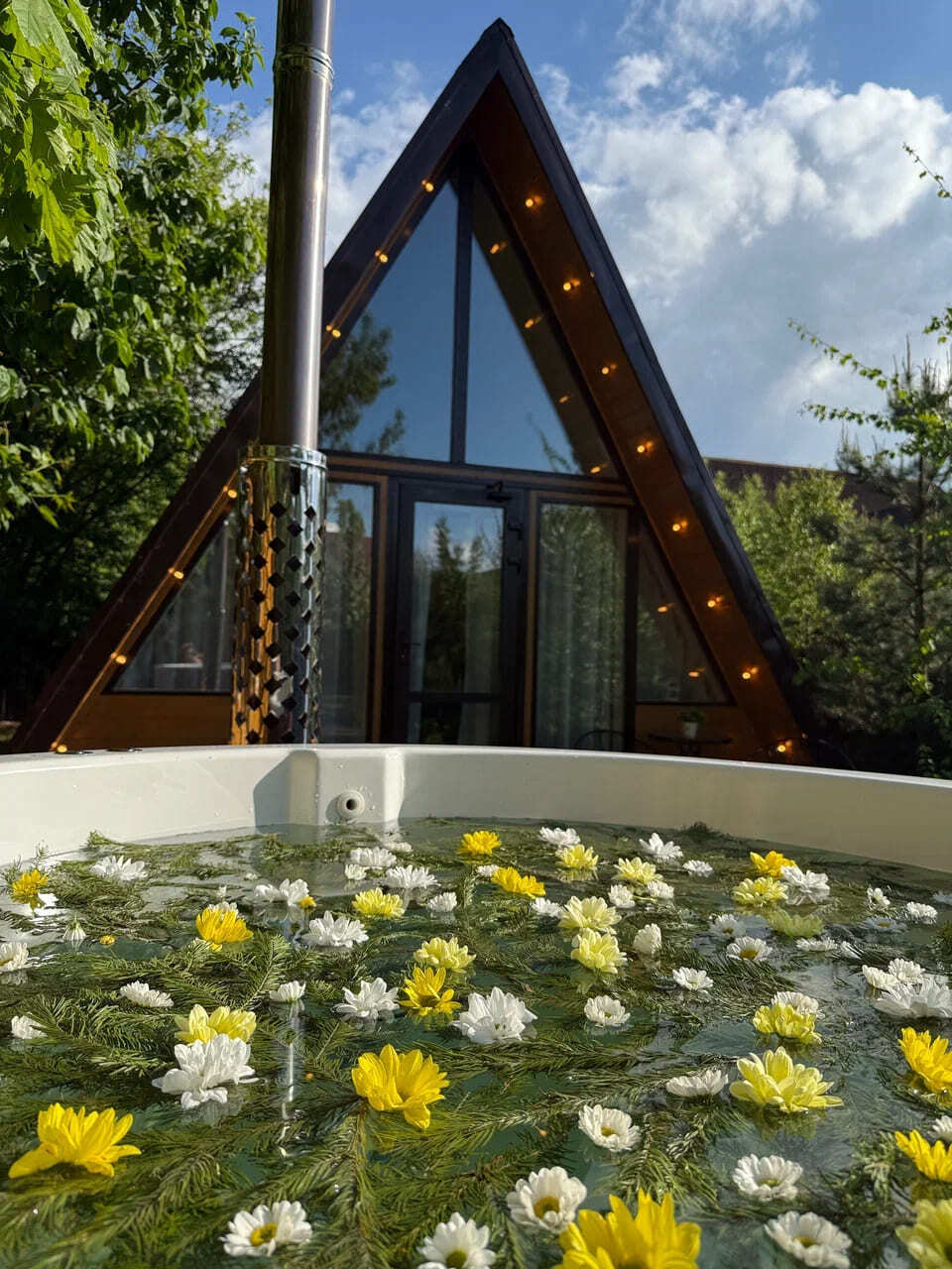 Горячая купель Фурако с елово-цветочным наполнением под открытым небом — расслабляющий SPA-ритуал