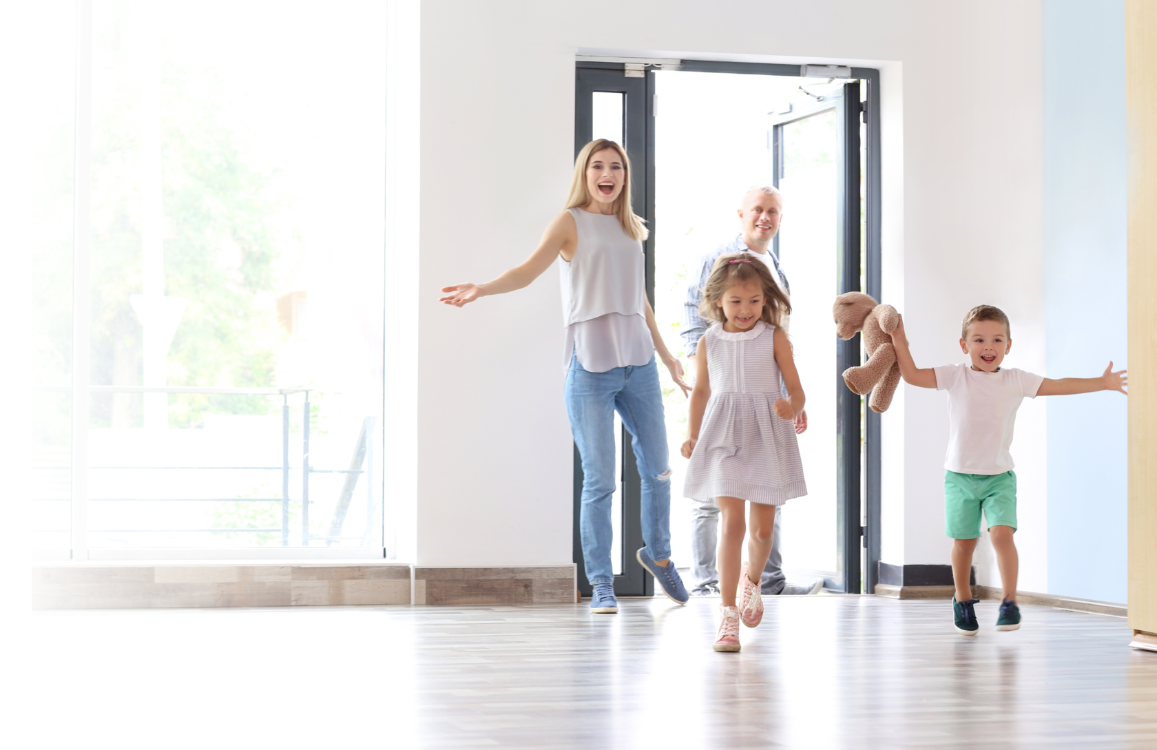 Entering new. Семья заходит в дом. Семья заходи в дом. Happy Family entering New House. Семья заходит в дом гиф.