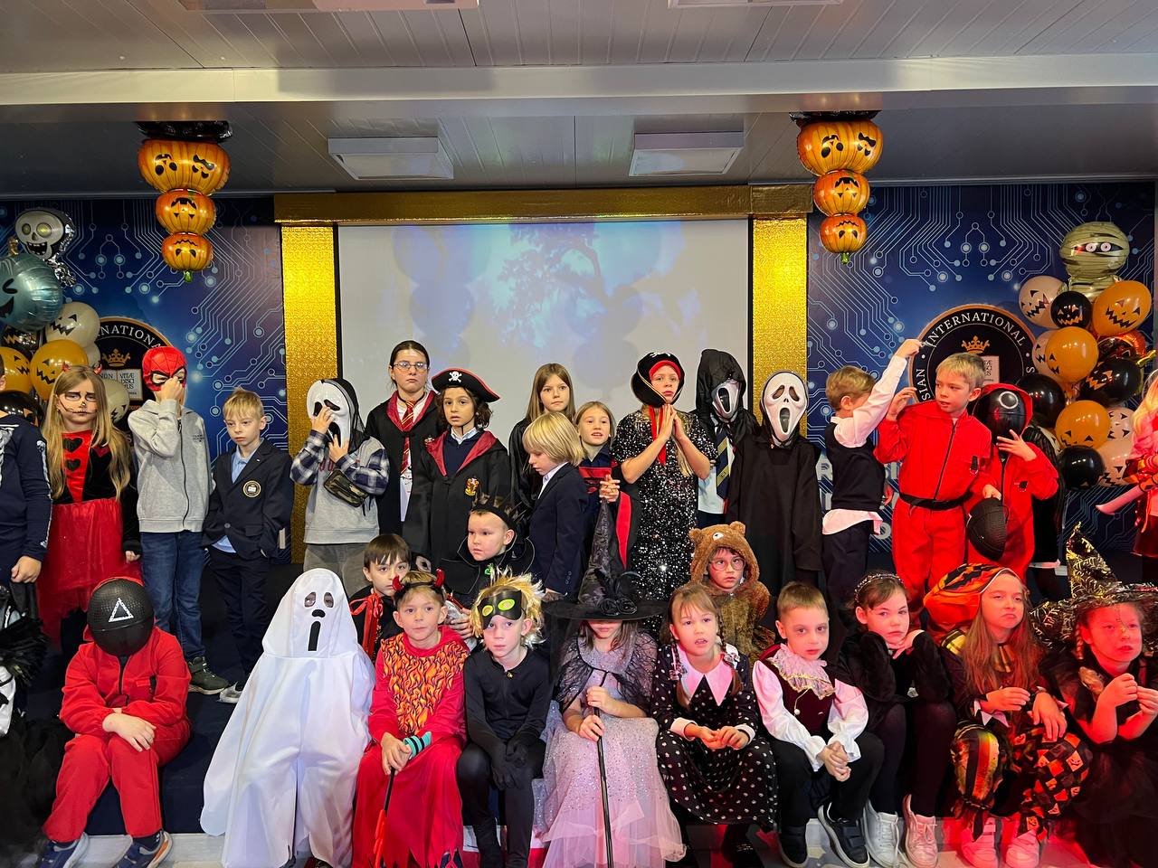 Парад костюмов в международной школе RIS