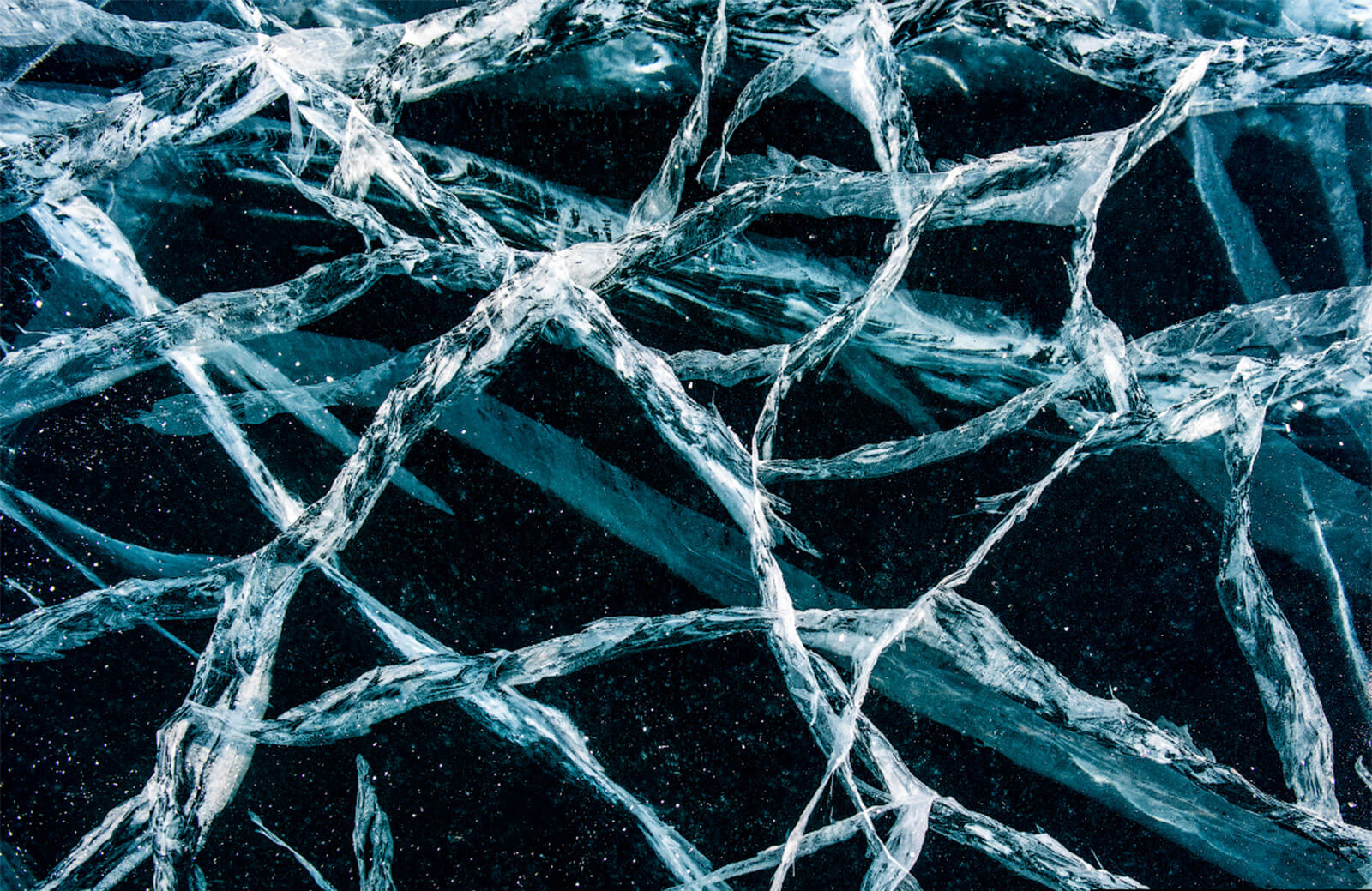 Трещины воды. Байкал трещины на льду. Лед Байкала. Треснувший лед. Фактура льда.