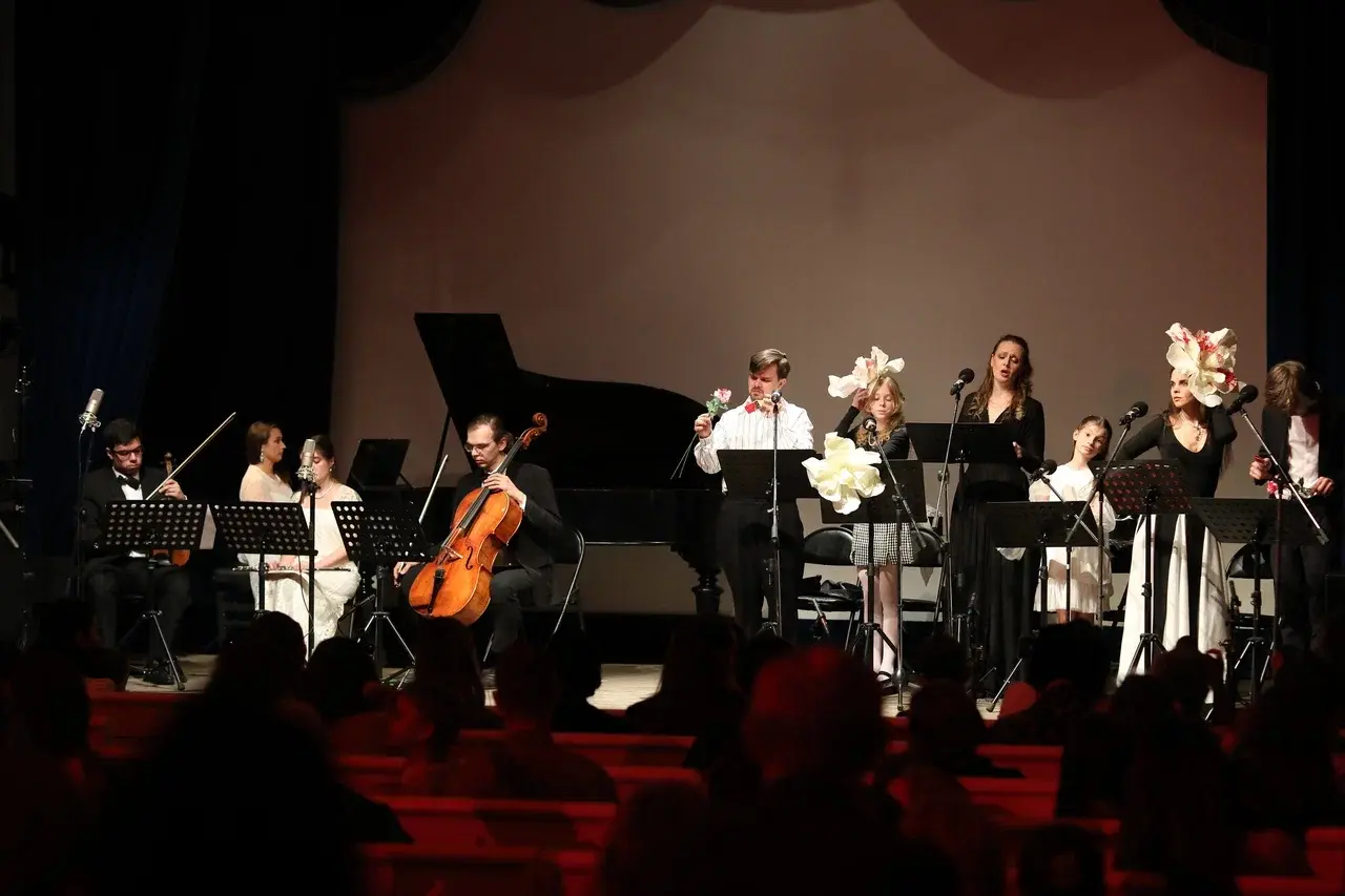 Музыканты и артисты на сцене литературно-музыкальной версии «Алисы в стране чудес» в Государственном музее А.С. Пушкина