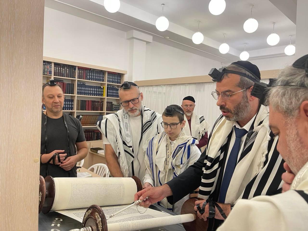 Юноша Ашер-Акива впервые поднимается к Торе во время бар-мицвы в синагоге Минска, община «Бейс Исроэль».