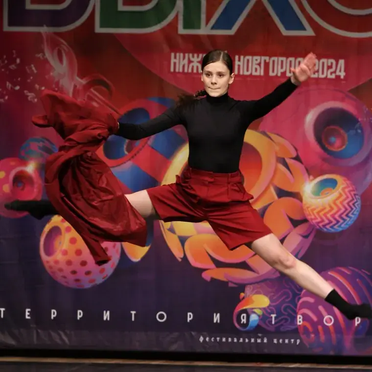 Танцовщица в прыжке
