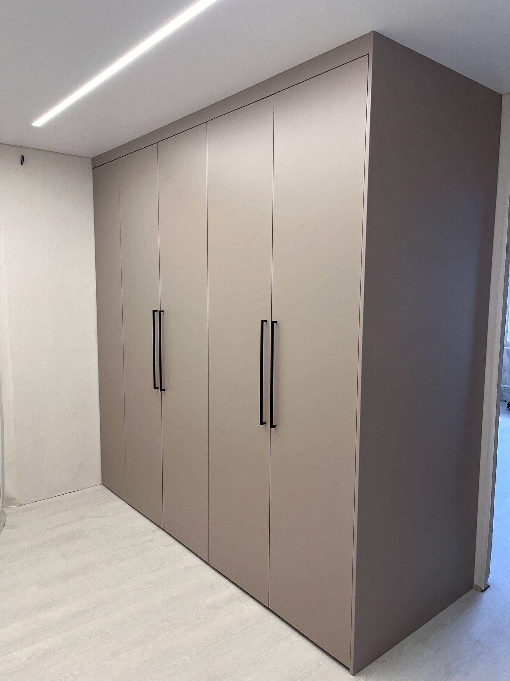 Гардеробная прихожая шкаф на заказ распашной