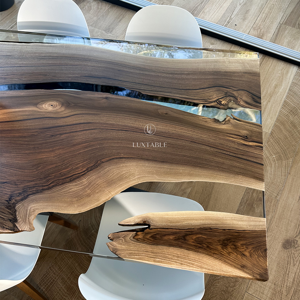 Epoxidharz Tische Alagoas aus europäischem Nussbaum und hellblauem Epoxidharz mit Metallic Effekt